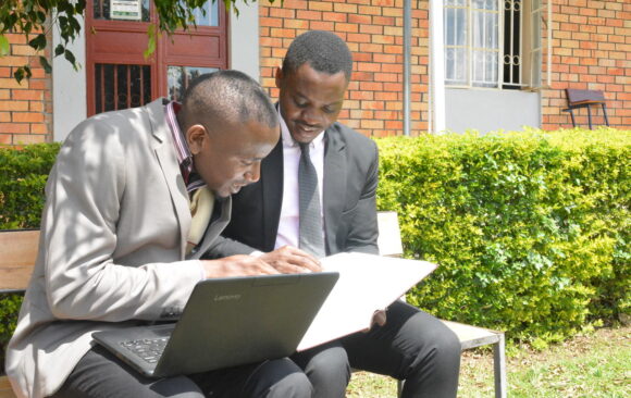 field_Photo_Year-3-Law-Students-in-a-group-discussion_17th_May_2022