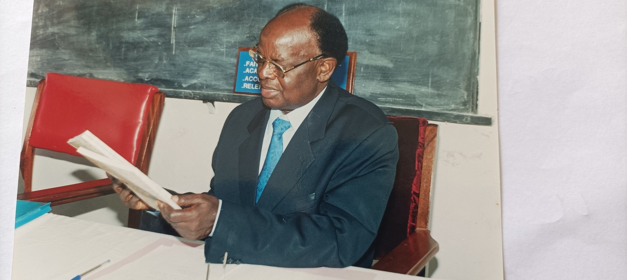 Prof. Enoka Rukare (first Vice-Chancellor) addressing the meeting during the inauguration of the first University Council 2002